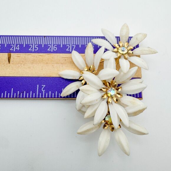 Vintage Daisy Cluster White Earrings Clip On Aurora Borealis Rhinestone Glamour - Picture 8 of 8